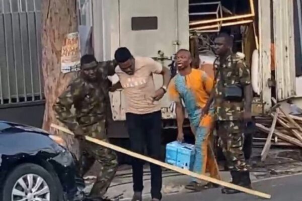 SOLDIER ASSAULTS THECABLE JOURNALIST IN LAGOS TRAFFIC.