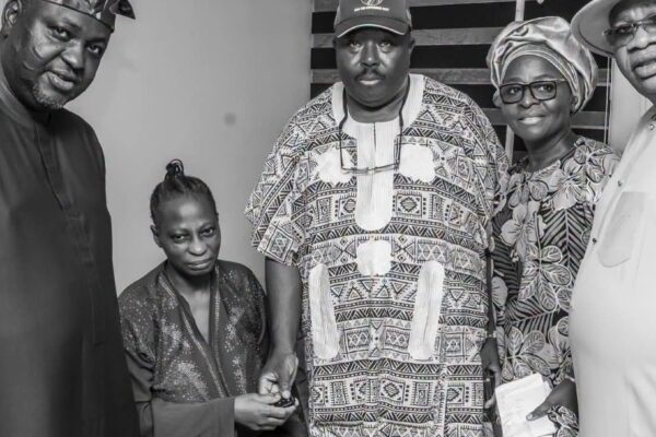 OYO APC GOV CANDIDATE SHARAFADEEN ALLI DONATES TOYOTA CAMRY TO PRINCIPAL.