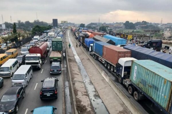 TRAILER CRASH CAUSES GRIDLOCK ON LAGOS-IBADAN EXPRESSWAY.