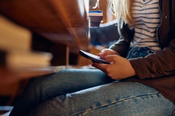 FRANCE EXTENDS PHONE BAN TO SECONDARY SCHOOLS: “AT SCHOOL, PHONES HAVE NO PLACE”.
